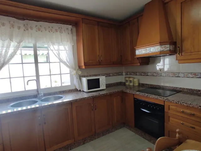 CASA EN UNA PLANTA !! Tres dormitorios, dos baños, patio, cochera. — 8