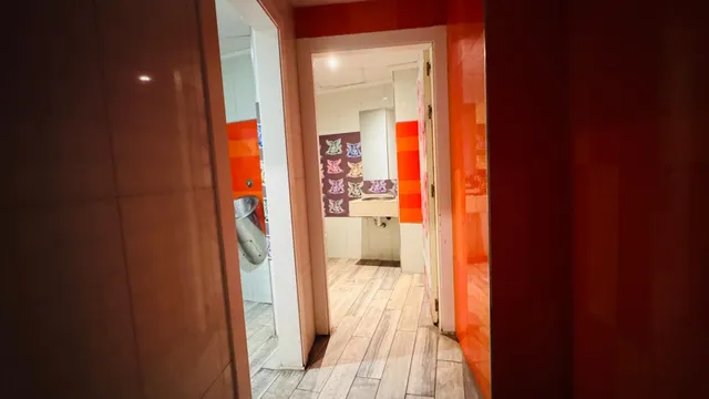 ¡Oportunidad única de inversión en la costa de Valencia! Se traspasa/vende excepcional local comercial con licencia definitiva de Pub en la codiciada Playa de Cullera. — 15
