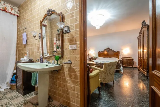 Pisazo en venta en calle Obispo Hurtado — 49