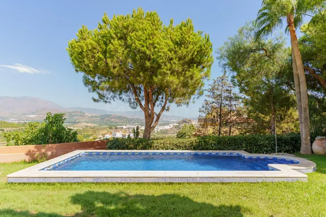 VISTAS QUE ENAMORAN: VILLA EXCLUSIVA CON PISCINA EN MONTE DE - foto 2