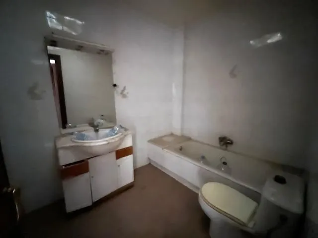 Oportunidad Inmobiliaria en Catral con : Casa Adosada Esquinera con Gran Potencial. — 11