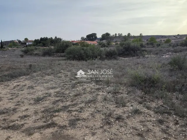 SE VENDE TERRENO EN ASPE. ZONA BIEN COMUNICADA — 13