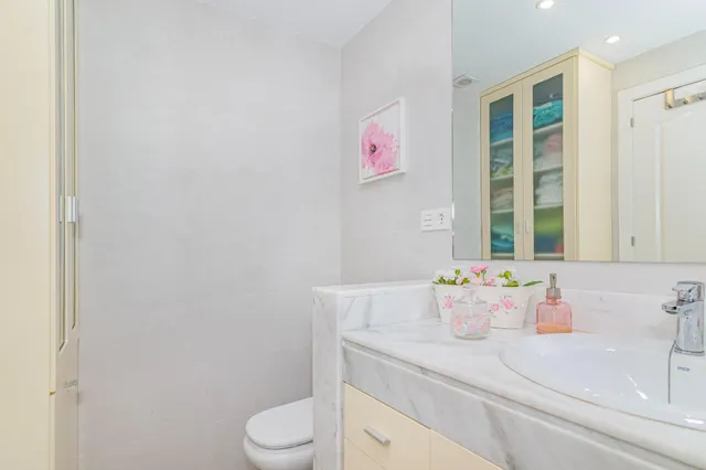 ¡Tu oasis junto a mar! Precioso piso de 2 dormitorios con terraza, piscina y garaje en Playa Poniente, Motril. — 26