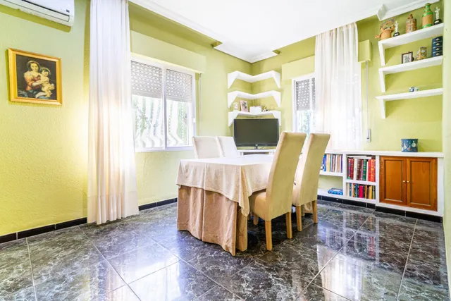 Chalet independiente con piscina privada, amplio jardín y 6 dormitorios en Bollullos de la Mitación — 12