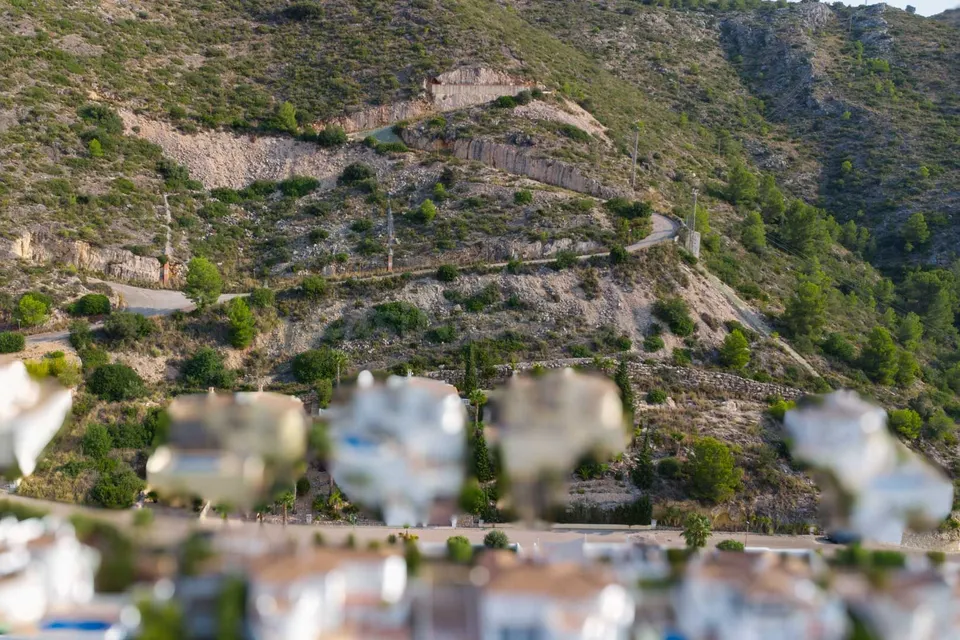 Terreno edificable en Jalón con vistas al valle y servicios cercanos