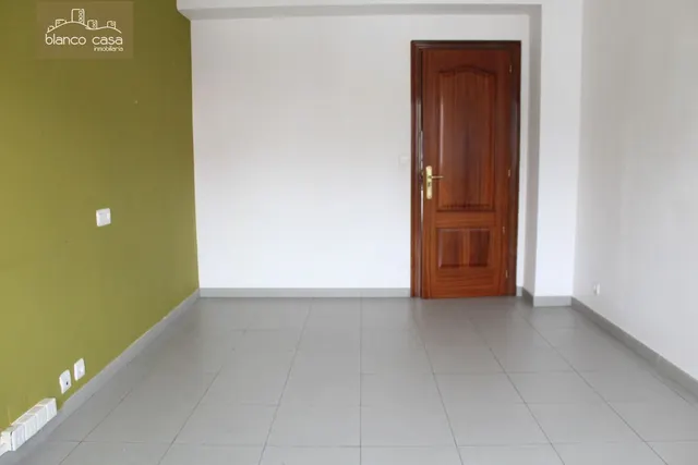 Oficina en el centro de Carballo por 350€ — 8