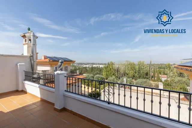 ADOSADA CON 4 DORMITORIOS, AMPLIAS TERRAZAS Y VISTAS A GRANADA Y SIERRA NEVADA — 34
