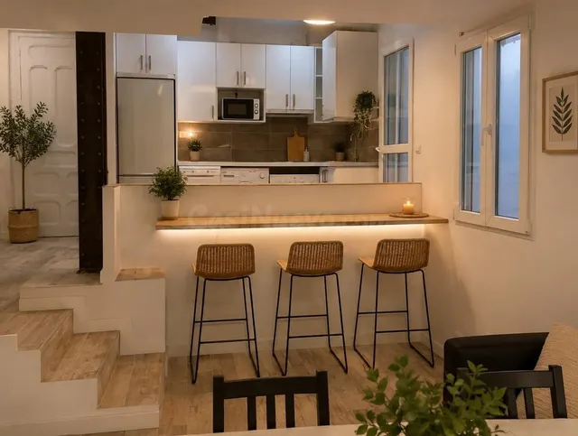 Reformado apartamento con patio privado y 3 dormitorios - foto 2