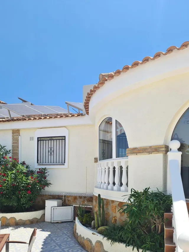 Encantadora villa con piscina privada, jardín y solárium en Monte y Mar, Gran Alacant — 2