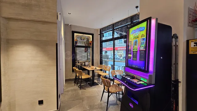 VENTA LOCAL CAFÉ-BAR EN PLENO CUATRO CAMINOS – A CORUÑA - foto 4