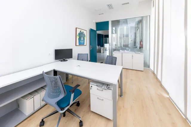 LOCAL COMERCIAL JUNTO AL CAMPUS DE LA SALUD — 12