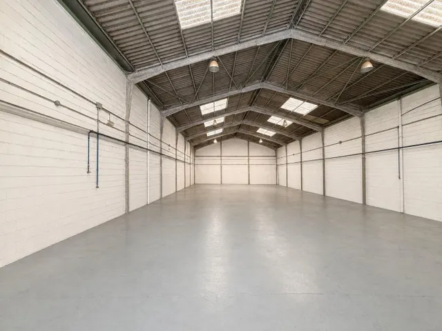 Nave industrial de 637 m2 con oficinas en Peñacastillo - foto 4