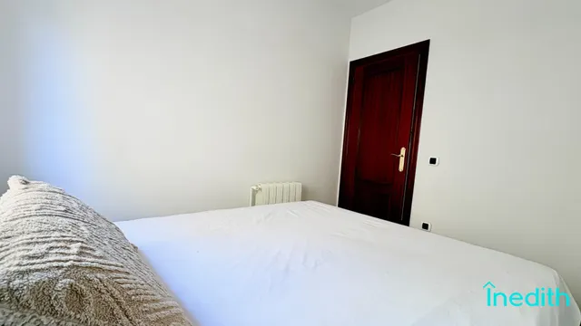 A 50 metros de la playa, Piso impecable con terraza, vistas , parking, trastero y piscina — 19