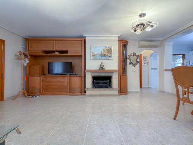 Orihuela Costa! Impresionante Villa Mediterránea con generosa parcela y amplias terrazas + Solarium privado con increíbles vistas panorámicas — 31