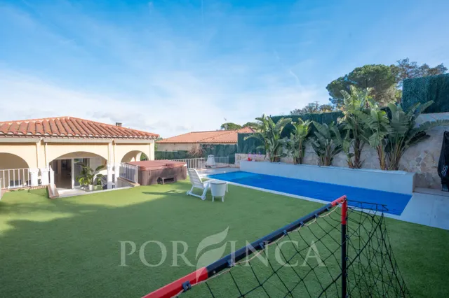 Villa con piscina, jacuzzi y licencia turística cerca de Cal