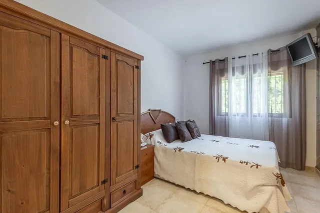 Chalet independiente con pozo propio y placas solares — 12