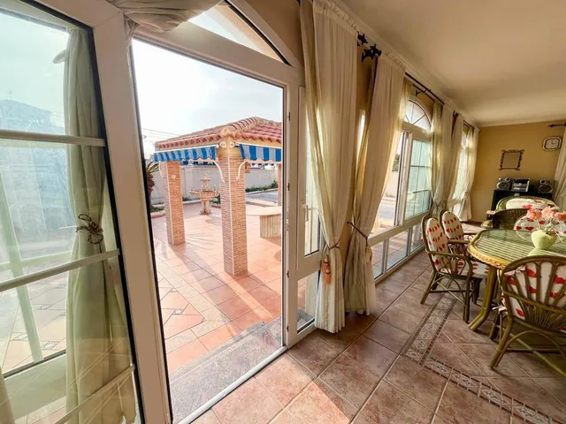 Chalet con piscina y amplias estancias en El Chaparral — 23