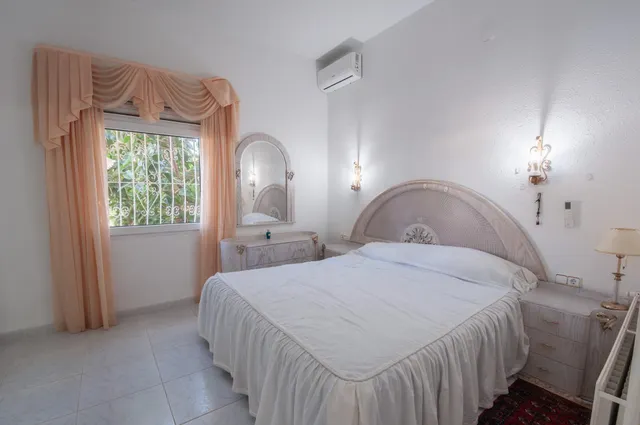Amplia villa con vistas panorámicas al mar y pista de tenis privada en Calpe — 8