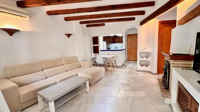 Apartamento con terraza, provincia de Alicante, Torrevieja. 2 habitaciones, 63 m2, 200 metros al mar. — 2