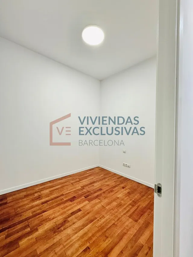 Sobriedad clásica en el centro urbano — 16