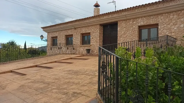 Chalet prácticamente nuevo a 2 km de Villena - foto 4