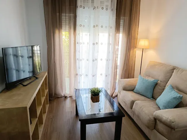 Exclusiva Oportunidad de Inversión y Hogar: Piso Totalmente Exterior Frente a Traumatología (Granada) | Ref: DLR00292 — 2