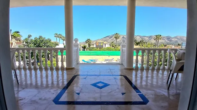 IMPRESIONANTE CHALET EN ALFAS DEL PI — 25