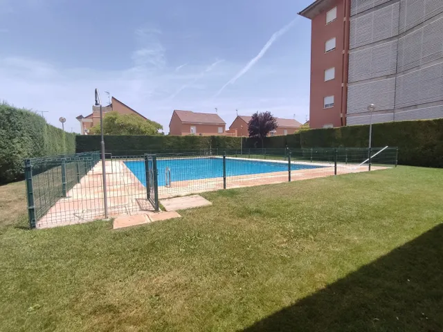 Piso seminuevo con cuatro amplios dormitorios, dos baños completos, garaje, trastero y piscina comun — 9