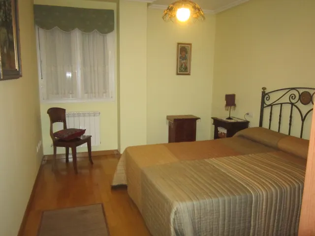 SE VENDE APARTAMENTO AMUEBLADO, SEMINUEVO, COCINA AMERICANA, DORMITORIO, BAÑO, TRASTERO Y GARAJE. — 6