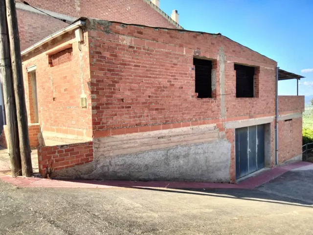 CASA POR TERMINAR EN RASQUERA