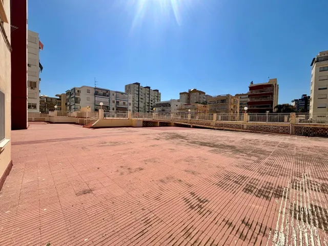 Apartamento en primera línea de playa de Gandia en residencial con piscina comunitaria, garaje y trastero. — 40