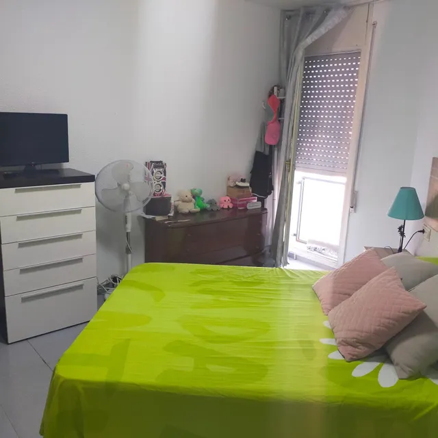 Piso de 3 dormitorios con cocina-comedor abierta y barra americana — 8