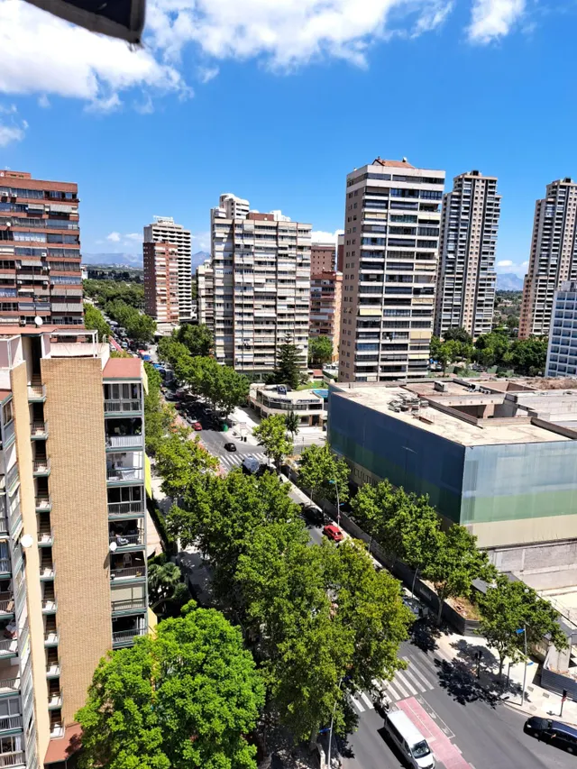 Amplio piso con 4 dormitorios y vistas al mar y Benidorm en zona Levante. — 22