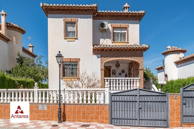 Impresionante Chalet en La Zubia Piscina y Espacios Amplios - foto 5