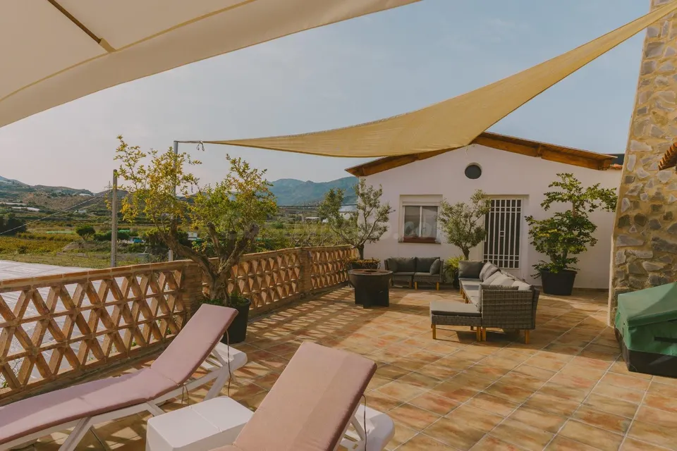 ENCANTADOR CORTIJO CON PISCINA, VISTAS ESPECTACULARES Y FRUTALES TROPICALES EN SALOBREÑA
