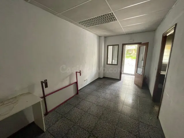 LOCAL CON POSIBILIDAD DE HACER VIVIENDA EN ARROYO DE LA LUZ - foto 2