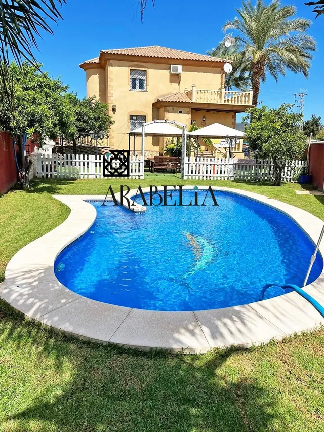 Chalet de 300m2 con piscina y Taller Mecánico profesional en - foto 5