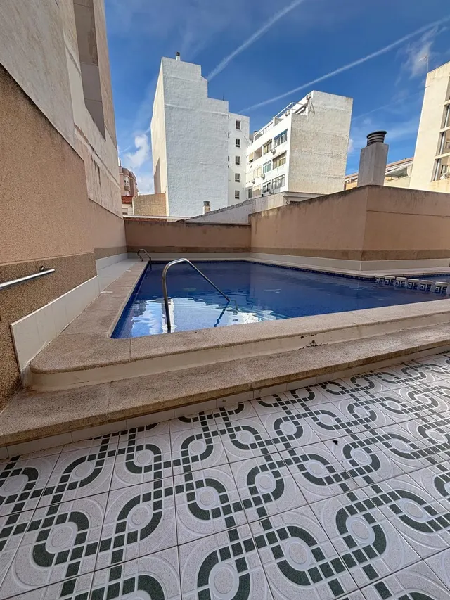 Ático de 2 dormitorios y 2 baños con piscina y parking a 550 metros del mar — 20