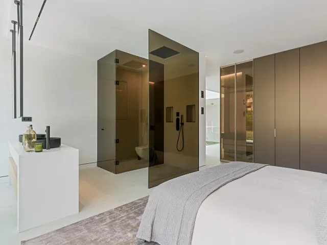Sofisticada villa con vistas al mar en la Milla de Oro, Marbella — 21