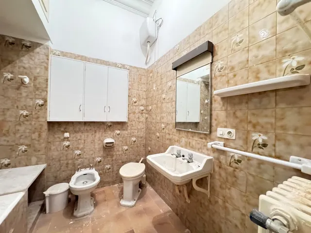 Espectacular local comercial adaptado como vivienda, con gar - foto 4