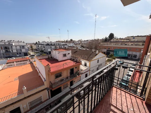 Piso luminoso en venta en Tomares, junto a Navarro Caro — 3