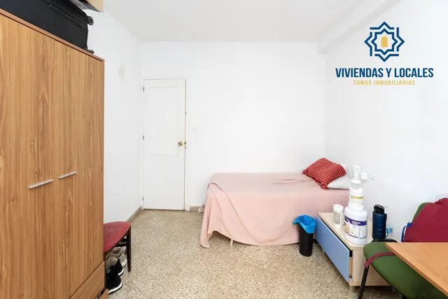Venta de piso de 4 dormitorios y 2 baños en Granada (Zona Centro) — 20