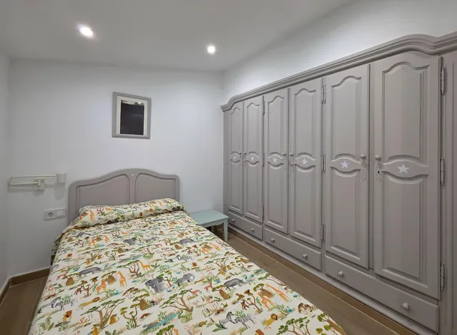 CASA DE 2 PLANTAS CON APARTAMENTO Y JARDIN — 46