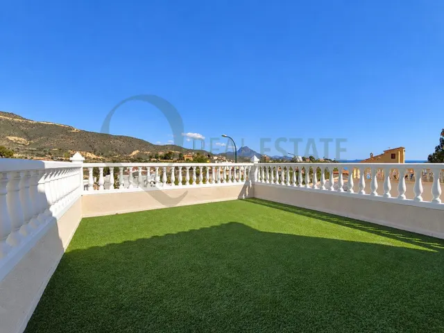 Chalet independiente con jardín y amplias terrazas en Lanuza, El Campello. — 31