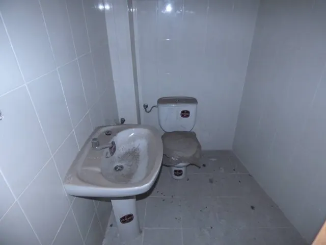Local de 90 m2 diáfano, con un cuarto de aseo, un cierre. — 4