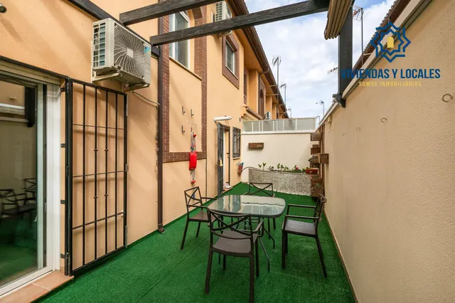 ¡Tu nuevo hogar te espera en Churriana de la Vega! Casa ados