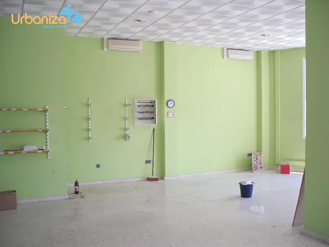 SE VENDE LOCAL DIAFANO DE ESQUINA CON GRANDES CRISTALERAS Y ACONDICIONADO EN  CTRA. OLIVENZA. — 7