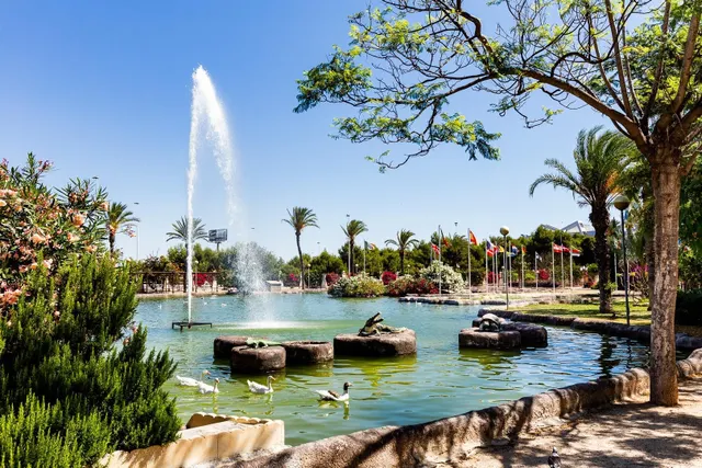 Planta baja de dos dormitorios, totalmente reformada y con piscina comunitaria — 35