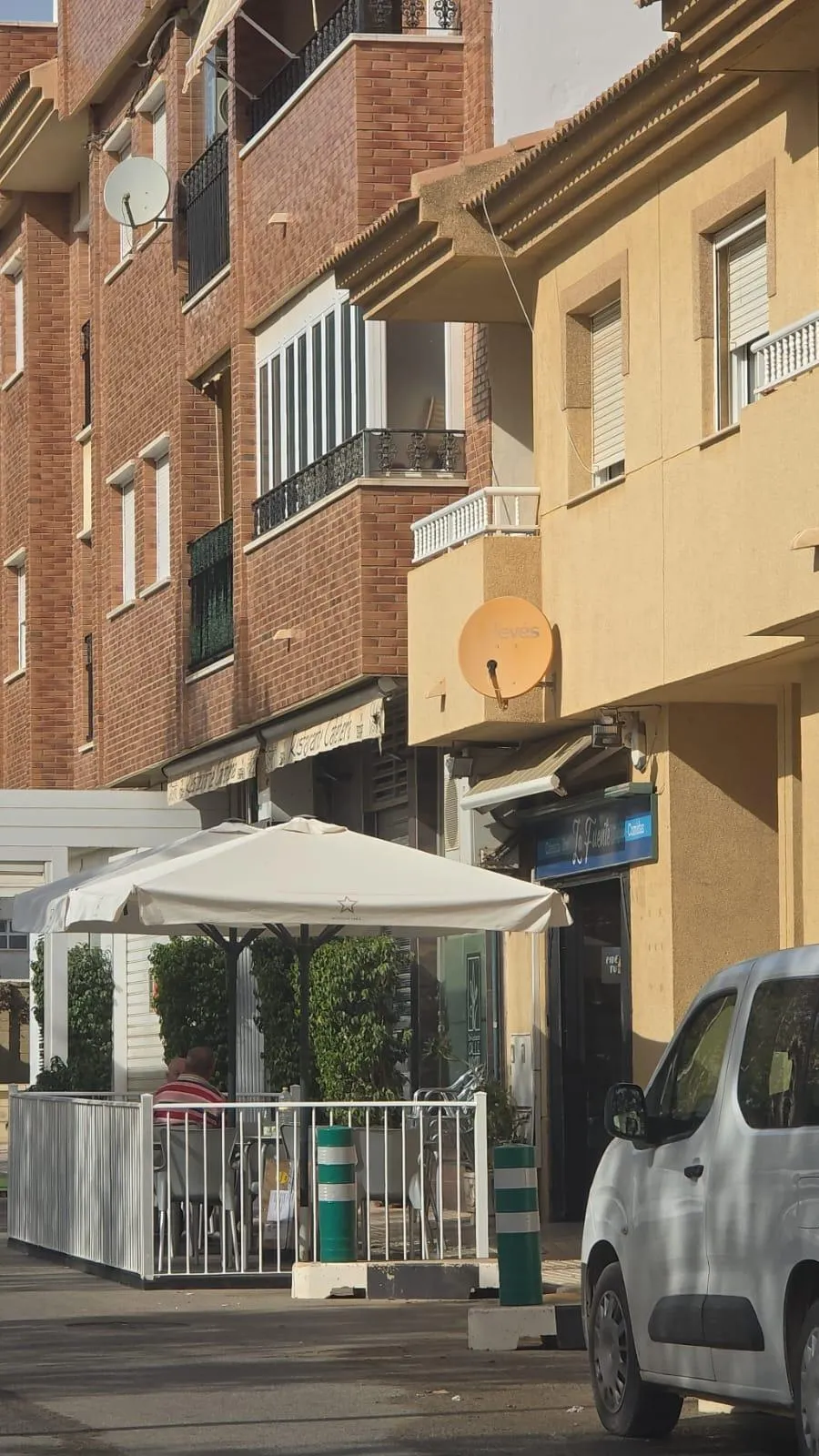 Local comercial con un apartamento en Pilar de Horadada
