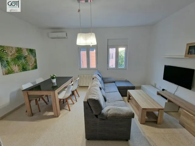Amplio y Luminoso Piso en el Corazón de Granada por €900 — 9